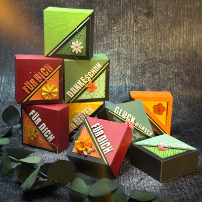 Quadratische Box mit Dreieckshülle (Klein), Stanze - Farbton Papier