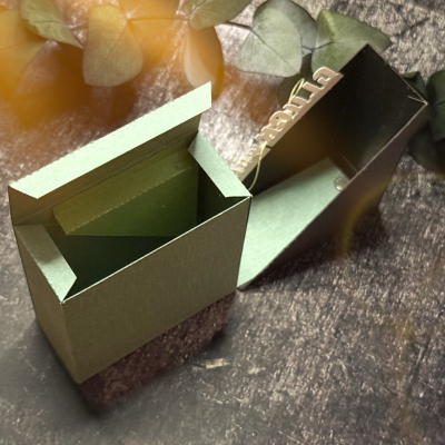 Preview: Quadratische Box mit Dreieckshülle (Klein), Stanze - Farbton Papier