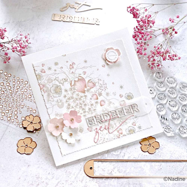 Erdbeerblütenkranz, Designpapier - Alexandra Renke