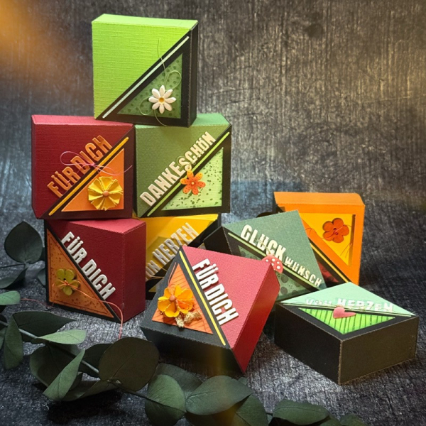 Quadratische Box mit Dreieckshülle (Klein), Stanze - Farbton Papier