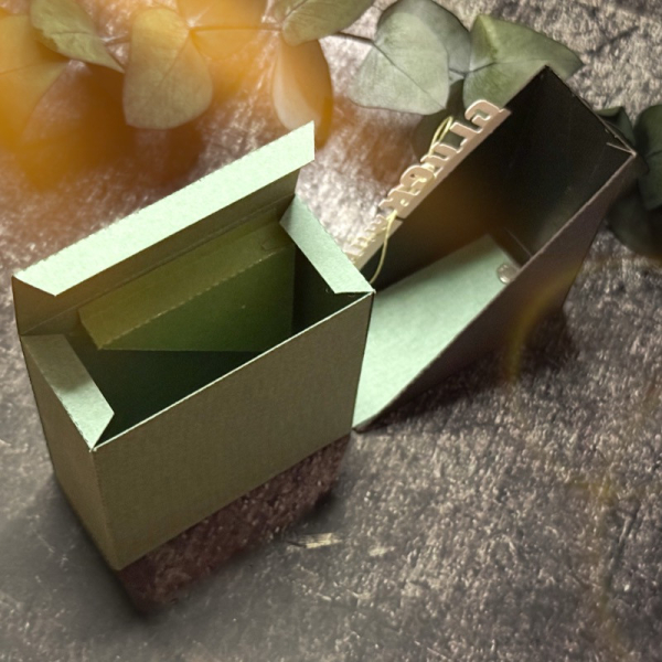 Quadratische Box mit Dreieckshülle (Klein), Stanze - Farbton Papier