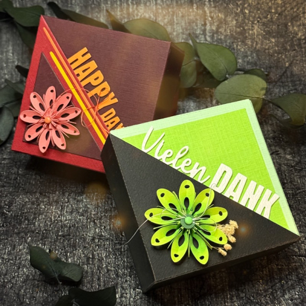 Quadratische Box mit Dreieckshülle (Groß), Stanze - Farbton Papier