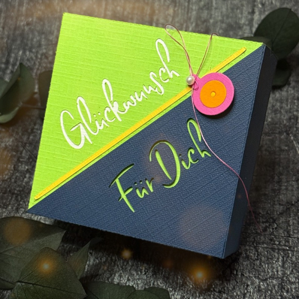 Quadratische Box mit Dreieckshülle (Groß), Stanze - Farbton Papier